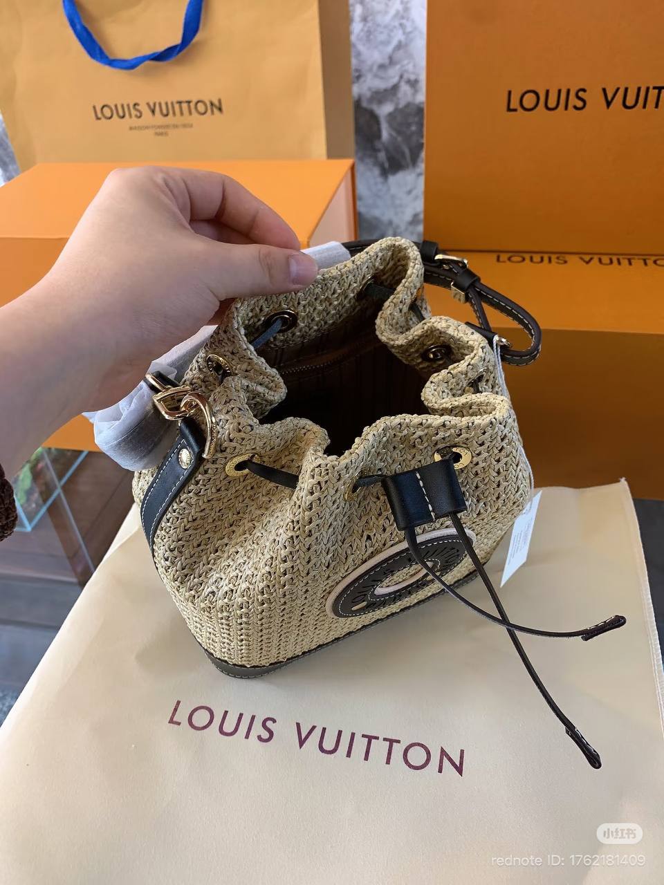 شنطة قش من LV