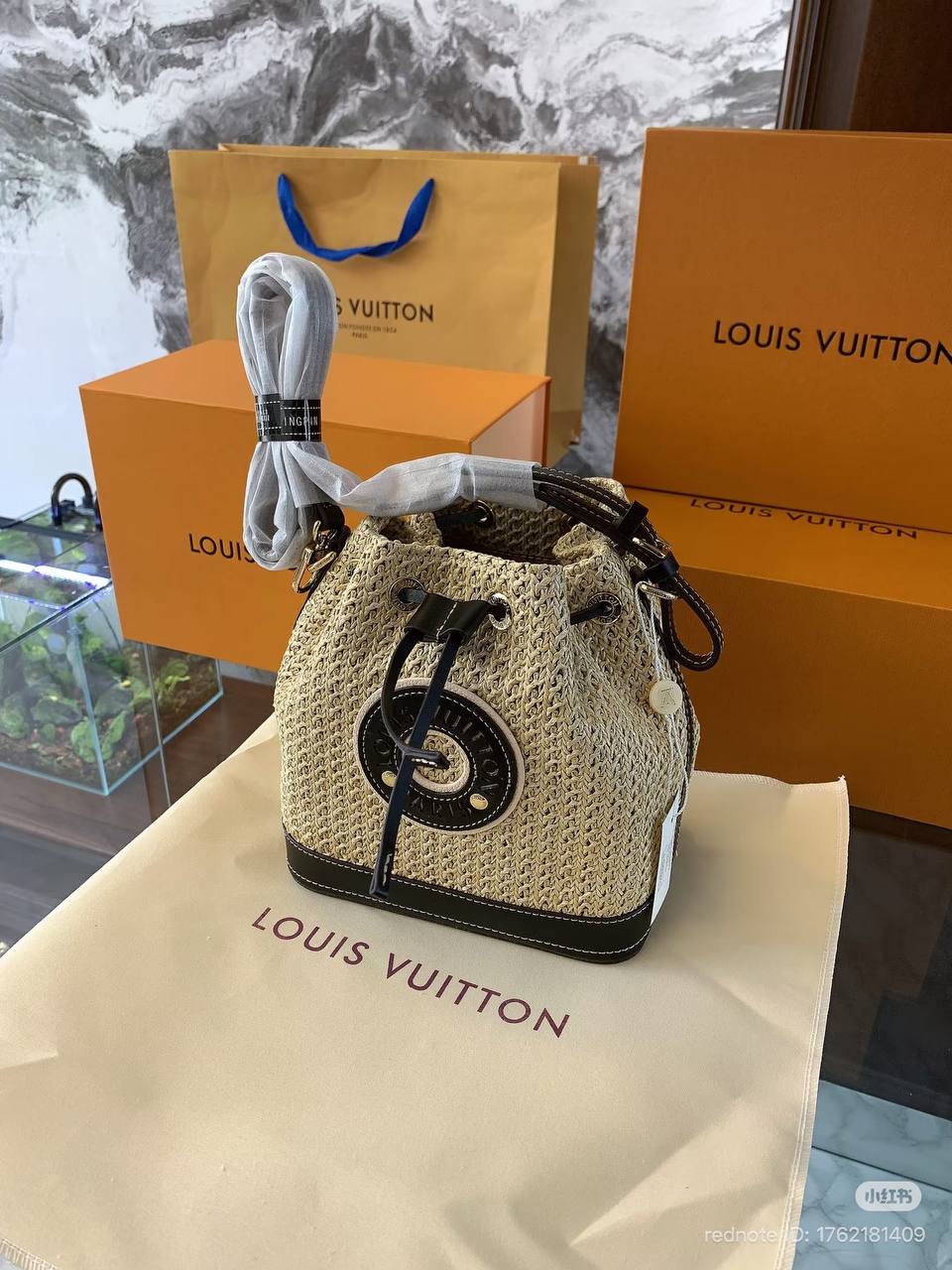 شنطة قش من LV