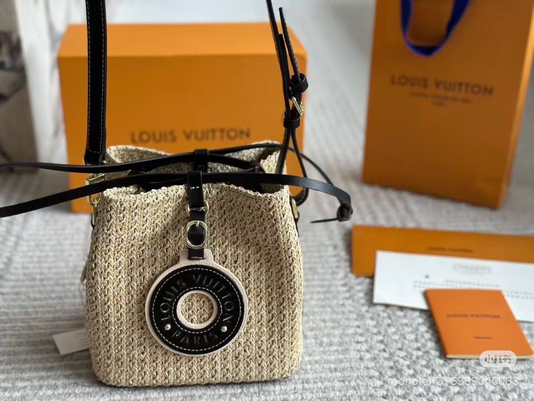 شنطة قش من LV