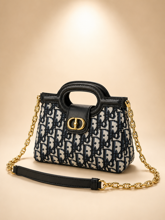 شنطة من DIOR.